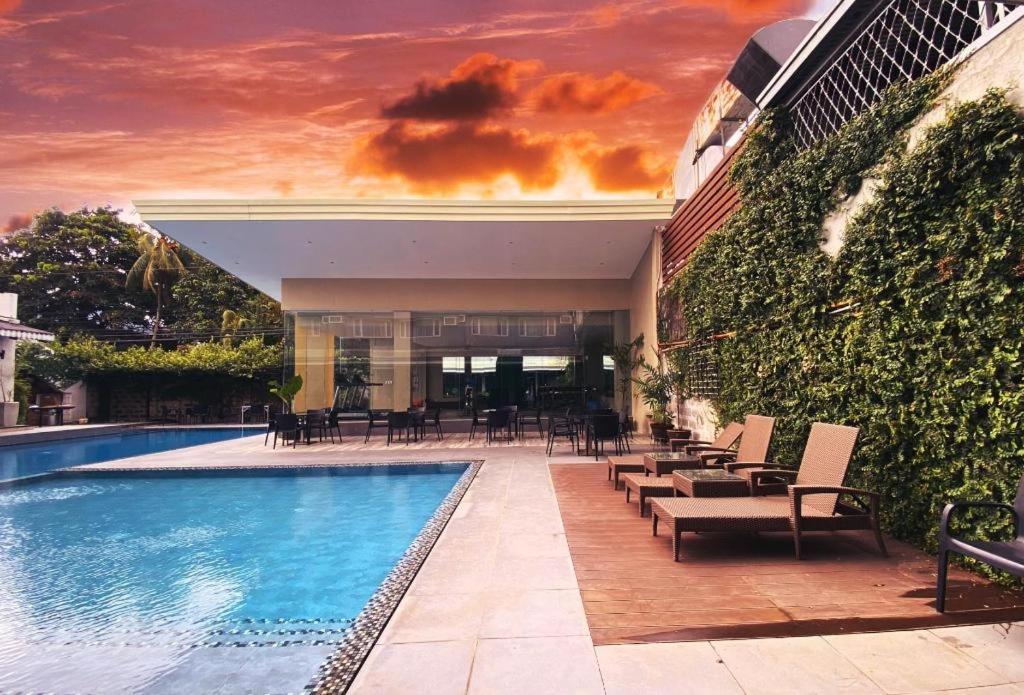 Avenue Suites Bacolod Buitenkant foto