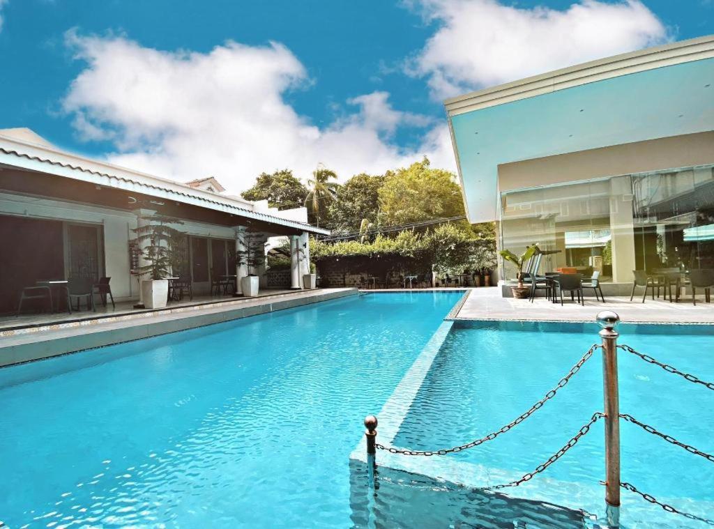 Avenue Suites Bacolod Buitenkant foto