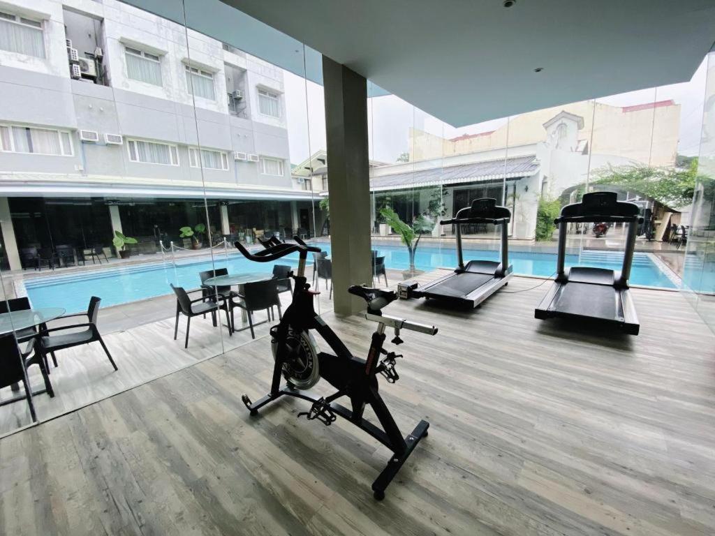 Avenue Suites Bacolod Buitenkant foto