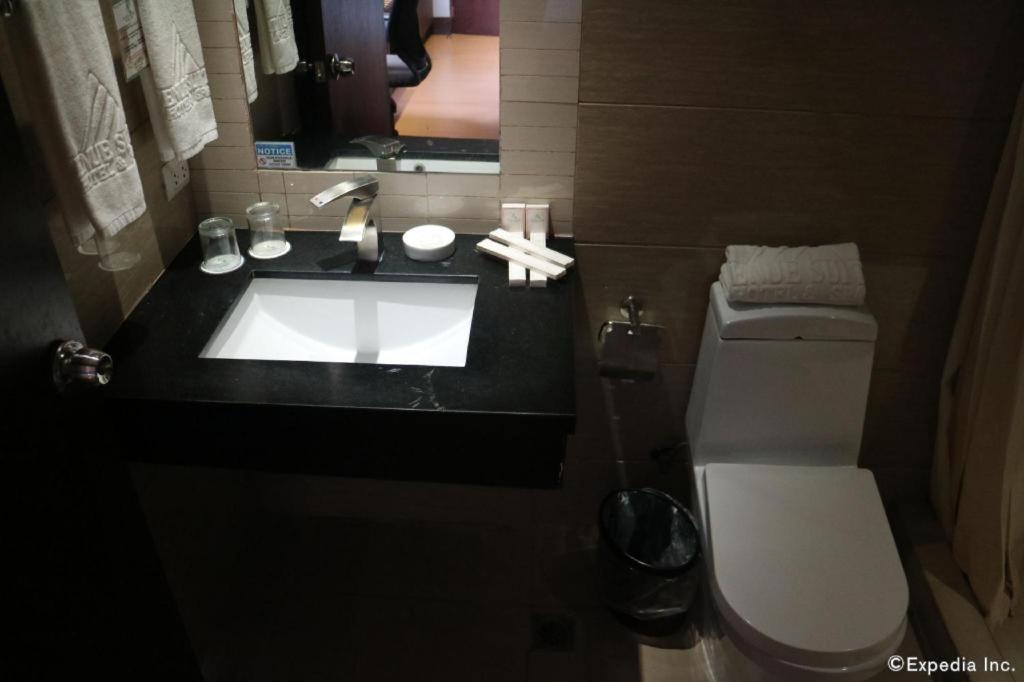 Avenue Suites Bacolod Buitenkant foto