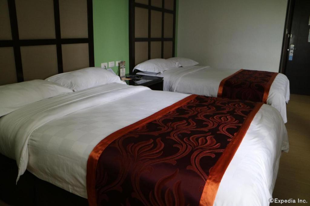Avenue Suites Bacolod Buitenkant foto