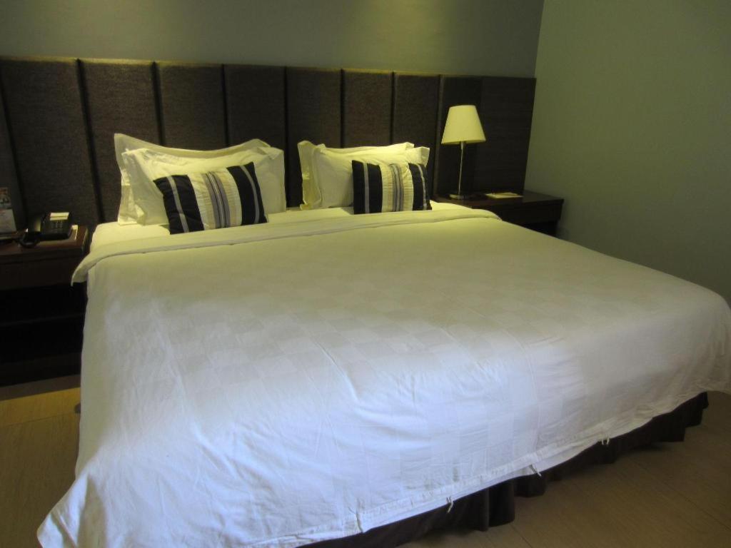 Avenue Suites Bacolod Buitenkant foto