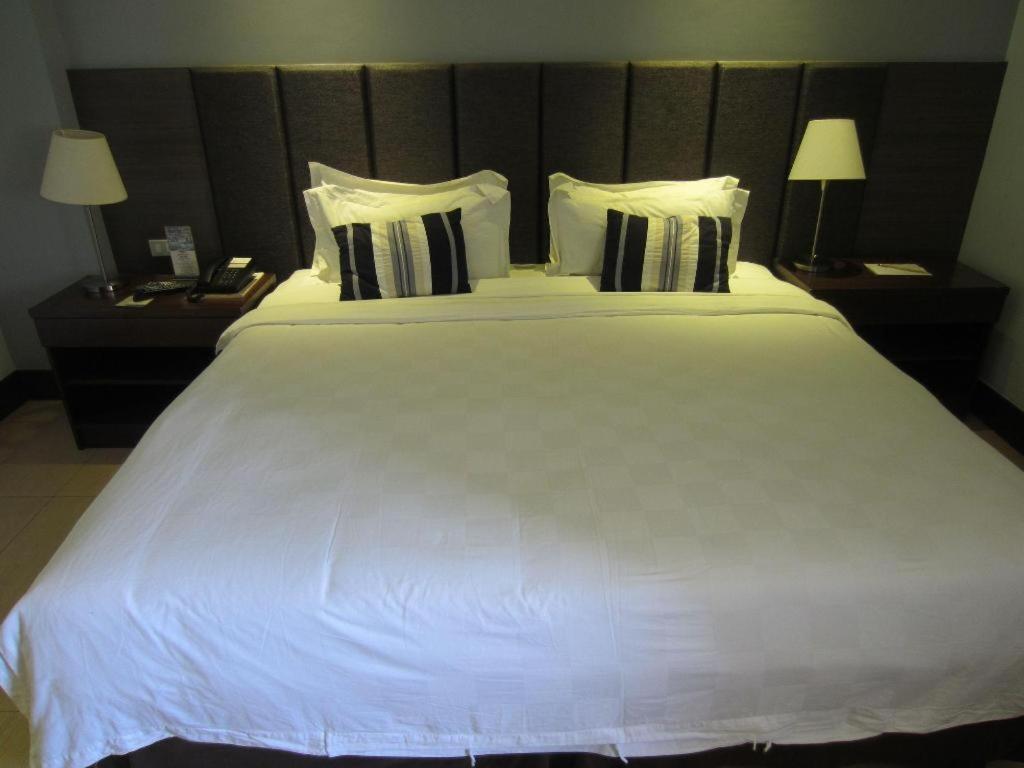 Avenue Suites Bacolod Buitenkant foto