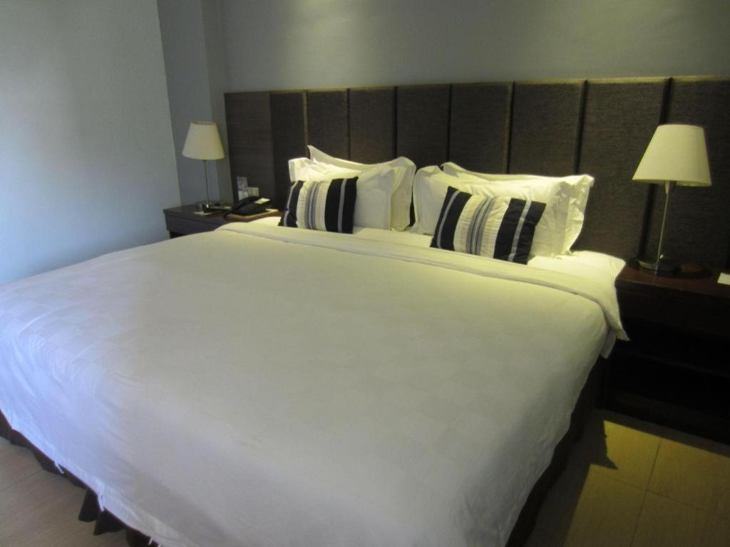 Avenue Suites Bacolod Buitenkant foto