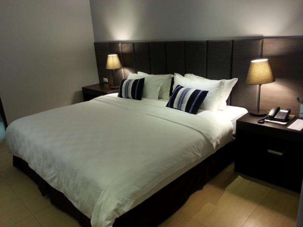 Avenue Suites Bacolod Buitenkant foto