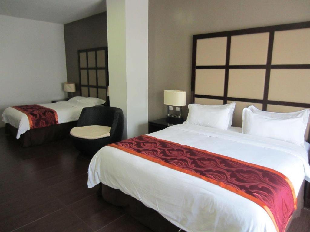 Avenue Suites Bacolod Buitenkant foto