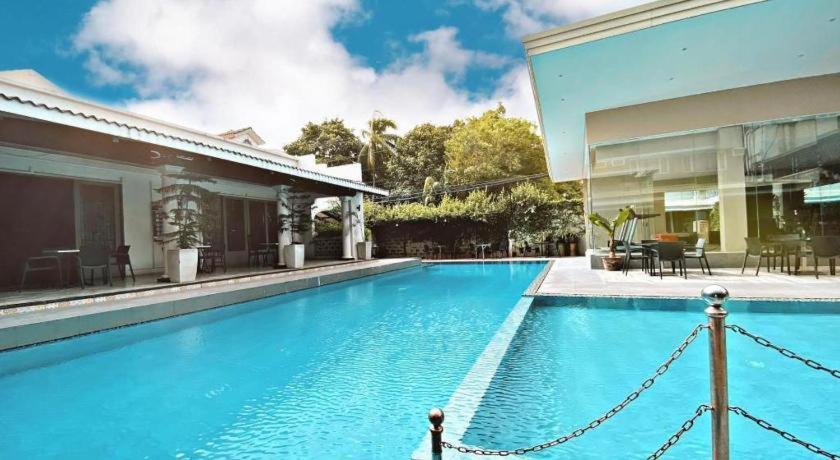 Avenue Suites Bacolod Buitenkant foto